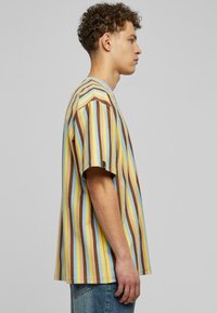 Karl Kani SIGNATURE OS STRIPED  - Marškinėliai su spaudiniu - lightblue lightyellow brown