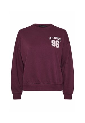 Bordeaux sweatshirt met een ronde hals, lange mouwen, geribbelde manchetten en zoom, met witte tekst "U.S. STATE 96" op de voorkant.