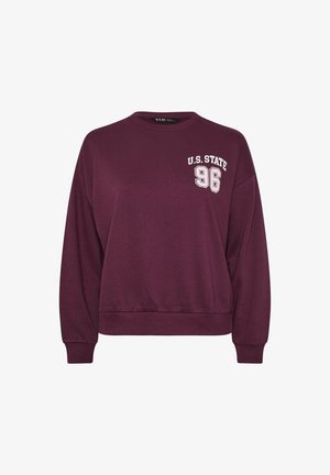 Bordeaux sweatshirt met een ronde hals, lange mouwen, geribbelde manchetten en zoom, met witte tekst "U.S. STATE 96" op de voorkant.