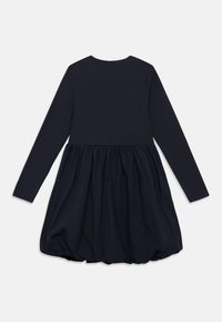 Μπλε σκούρο φόρεμα με μακριά μανίκια, που διαθέτει κορσέ με ριμπ υφή και χαλαρή φούστα με πιέτες, στρογγυλή λαιμόκοψη και υφασμάτινη υφή.