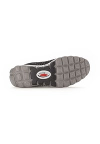 Baskets de sport noires avec une tige texturée et une ventilation, une semelle extérieure grise flexible avec un motif de crampons, et un logo "rolling soft" rouge.