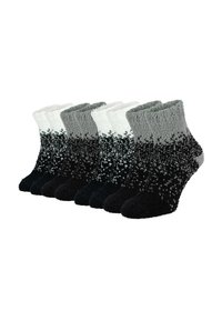 Fünf Paare flauschige Knöchelsocken mit einem Verlaufdesign, das von Schwarz nach Weiß übergeht, mit einer weichen Textur und gerippten Bündchen.