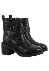 Botas negras a los tobillos hechas de cuero sintético texturizado con un patrón que asemeja escamas, con un hebilla plateada y un tacón grueso.