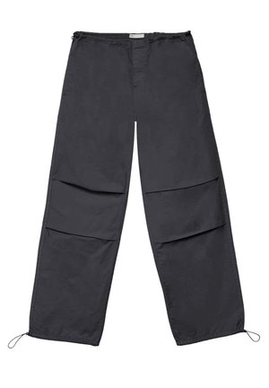 Zwarte losse cargobroek met klepzakken op de dijen en verstelbare trekkoorden aan de zoom.