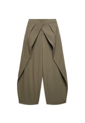 Pantaloni verde oliva a gamba larga con pannelli frontali sovrapposti e vita con bottoni, mostrati su sfondo bianco.
