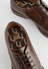 Next CONTRAST DERBY - REGULAR FIT - Alkalmi fűzős cipők - brown