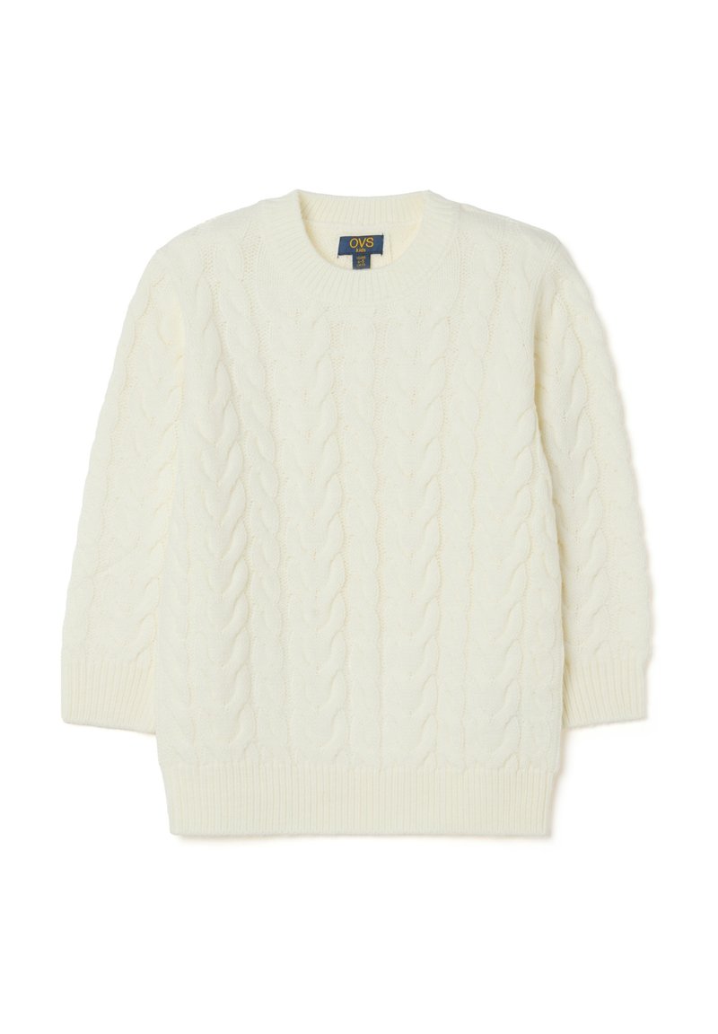 Cremefarbener Zopfmuster-Pullover mit Rundhalsausschnitt, langen Ärmeln und gerippten Bündchen und Saum. Glatte Textur und grobes Strickmuster.