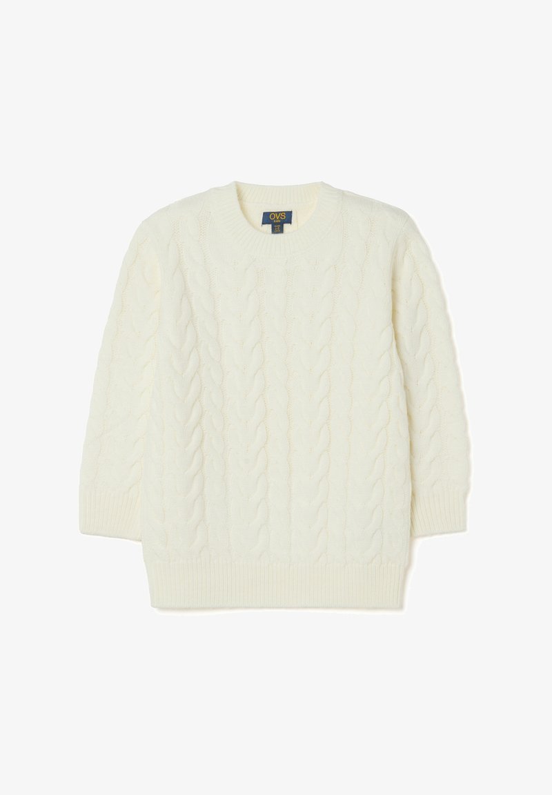 Cremefarbener Zopfmuster-Pullover mit Rundhalsausschnitt, langen Ärmeln und gerippten Bündchen und Saum. Glatte Textur und grobes Strickmuster.