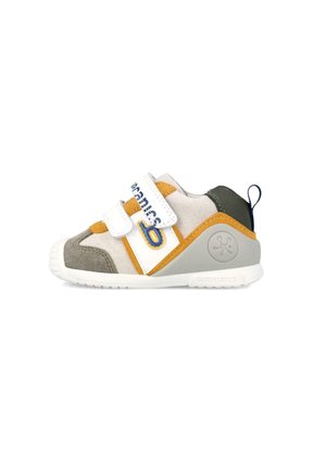 Zapatillas para niños en gris, beige y amarillo, con una parte superior de malla, dos correas de velcro blancas y una suela acolchada con un logo.