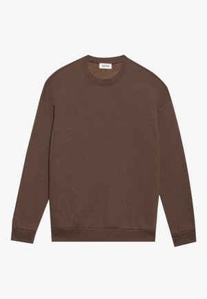 Brązowa długosleeve bluza z okrągłym dekoltem, z ribbowymi mankietami i dolnym obszyciem, wyłożona na płasko, z widoczną białą metką marki wewnątrz kołnierza.