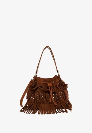 Bolso de ante marrón con detalles de flecos, adornos plateados, cierre de cordón y una sola correa para el hombro.