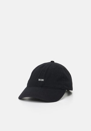 Cappellino da baseball nero con visiera curva e piccolo logo bianco ""W.W."" ricamato al centro davanti.