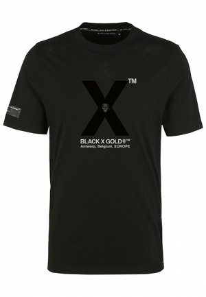 T-shirt noir à manches courtes en coton. Présente un grand graphique "X" noir et un texte blanc "BLACK X GOLD™" sur le devant et la manche gauche.