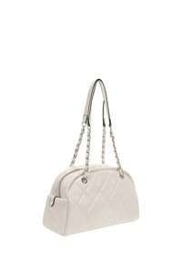 Bolso blanco acolchado con forma redondeada, doble asa con un detalle de cadena y cierre superior con cremallera. Textura suave, diseño estructurado.