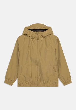 Giacca con cappuccio di colore marrone chiaro, realizzata in materiale leggero. Presenta polsini elasticizzati, una chiusura frontale con zip e un piccolo logo sul petto.