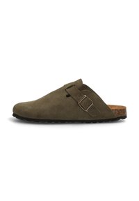 Zapato slip-on de ante verde oliva con punta redonda, correa ajustable con hebilla y plantilla de corcho natural, que presenta una suela texturizada para mejor agarre.