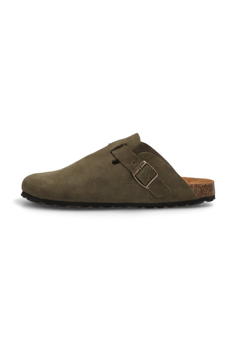Zapato slip-on de ante verde oliva con punta redonda, correa ajustable con hebilla y plantilla de corcho natural, que presenta una suela texturizada para mejor agarre.