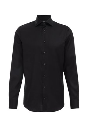 Chemise noire à manches longues en tissu lisse, dotée d'un col pointu, d'une fermeture à boutons sur le devant et d'un ourlet arrondi.