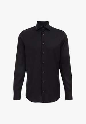 Camisa negra de manga larga hecha de una tela suave, con cuello puntiagudo, cierre de botones en el frente y una dobladillo curvado.