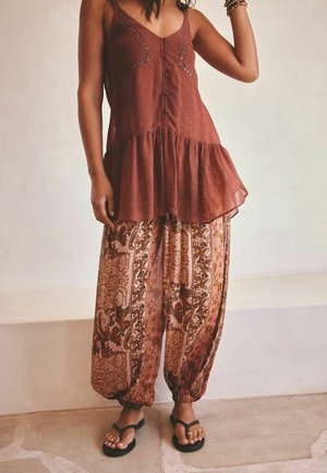 Next, Pantaloni - rust paisley print