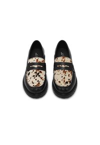 Μαύρα δερμάτινα παπούτσια χωρίς κορδόνια με υφασμένη μπεζ και καφέ στίγματα επάνω, με μια λεία μαύρη ταινία στο μπροστινό μέρος και παχύ πέλμα.