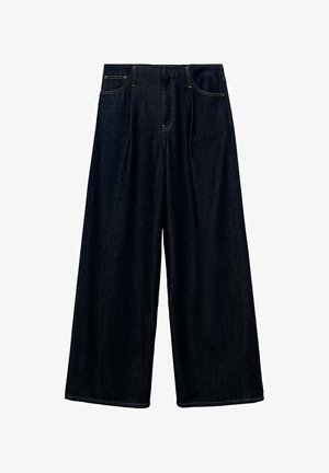 Pantaloni largi din denim închis, cu față pliată, design cu cinci buzunare și cusături contrastante. Materialul pare neted cu o textură robustă.