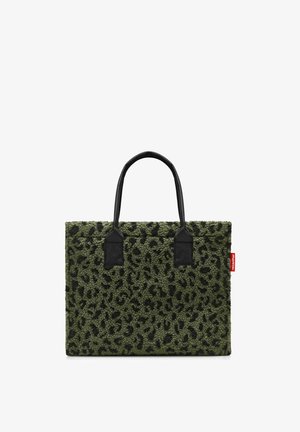 Grüne Faux-Fur-Tote-Bag mit schwarzen Leopardenflecken, flaches Design, zwei schwarze Tragegriffe und ein rotes Logo-Tag an der Seite.