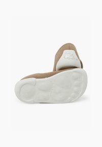 Pruunist kangast slip-on jalanõu valge kummist tallaga. Omab sileda tekstuuri ja peent loomade logo kontsapooles.