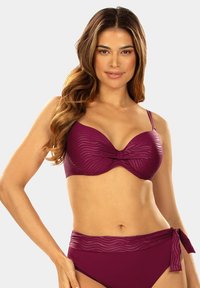 Zestaw bikini w bogatym burgundzie z fakturowanym wzorem fal. Górna część ma detal w postaci kokardy, podczas gdy dolna część posiada zawiązanie po boku.