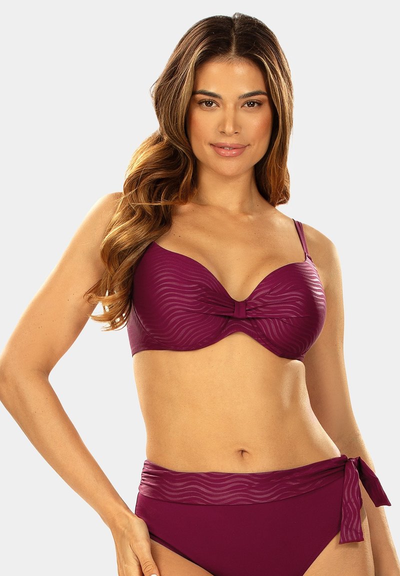 Zestaw bikini w bogatym burgundzie z fakturowanym wzorem fal. Górna część ma detal w postaci kokardy, podczas gdy dolna część posiada zawiązanie po boku.