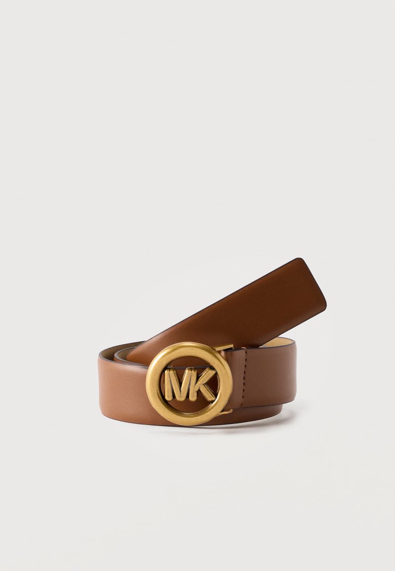 Καφέ δερμάτινη ζώνη τυλιγμένη με στρογγυλή χρυσή αγκράφα που διαθέτει ανάγλυφα αρχικά „MK“.
