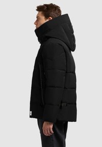 Mustmust must jacket, mille suu suur kapuuts, tikandid, tõmblukuga taskud ja külje peal vööd. Sile tekstuur.