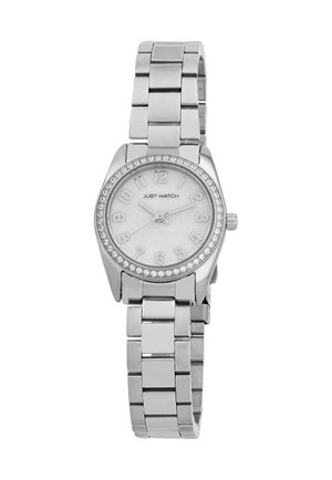 Silberne Metalluhr mit rundem Zifferblatt, weißem Ziffernblatt, großen arabischen Ziffern und Kristallakzenten um die Lünette. Armbanddesign mit Gliedern.