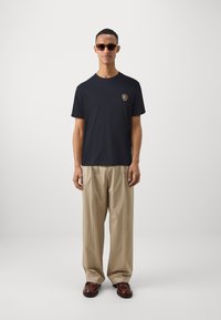 Tommy Jeans CREST FLAG TEE - Nyomott mintás póló - dark night navy