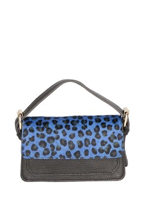 Petit sac à main avec un dessus en imprimé léopard bleu et un corps en cuir noir, doté d'une courte bandoulière et d'accents en matériel doré.