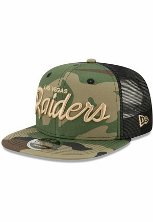 Camo-Cap mit grün-braunem Muster, beigem gesticktem "Las Vegas Raiders"-Text, schwarzem Mesh-Rücken, flachem Visier und Snapback-Verschluss.