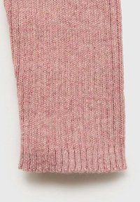Gestrickter pinker Pulloverärmel mit gerippter Textur, der Variationen in Farbe und Dicke im gesamten Stoff zeigt. Die Ränder sind sauber verarbeitet.