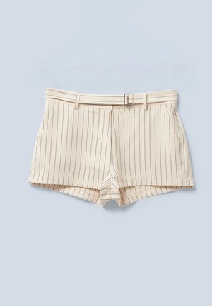 Beige pinstripe shorts med flat midje, små beltehemper, frontlommer og skreddersydd passform, laget av teksturert stoff.