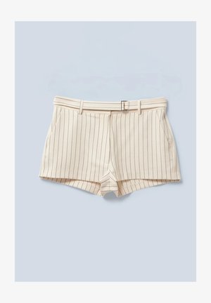 Beige pinstripe shorts med flat midje, små beltehemper, frontlommer og skreddersydd passform, laget av teksturert stoff.