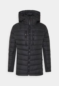 Giacca a vento nera con cappuccio, caratterizzata da una trapuntatura orizzontale, due tasche sul petto con zip e polsini elasticizzati. Texture liscia e design minimalista.