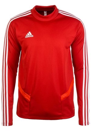 Czerwony sportowy pulower Adidas z długim rękawem, z białymi trzema paskami na rękawach i małym białym logo Adidas na piersi.
