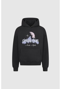 Černá mikina s kapucí a přední kapsou. Obsahuje grafický potisk hor, měsíce a textu "CRYSTAL PARIS Nordic Nights" ve světle fialové barvě.