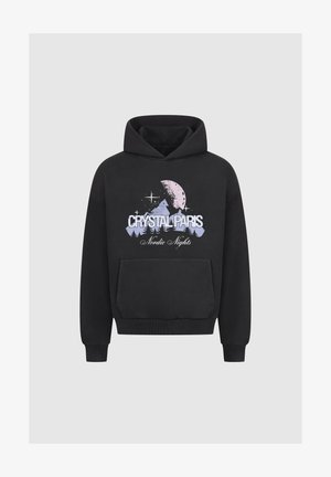 Černá mikina s kapucí a přední kapsou. Obsahuje grafický potisk hor, měsíce a textu "CRYSTAL PARIS Nordic Nights" ve světle fialové barvě.