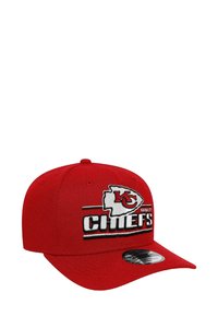 Rote, eng anliegende Kappe mit gesticktem "Kansas City Chiefs"-Logo und weißen Akzenten. Strukturierte Krone und gewölbter Schirm für die Form.