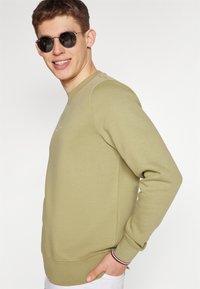 Tommy Hilfiger LOGO TIPPED CREWNECK - Mikina - faded olive