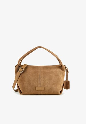 Borsa in camoscio marrone chiaro con doppi manici, tracolla regolabile e piccolo etichetta in pelle attaccata sul lato.