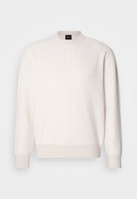 Pull en maille côtelée blanc à manches longues et col rond, avec une petite étiquette logo Boss noire et orange sur le col.