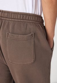 Abercrombie & Fitch ESSENTIAL CINCH - Tracksuit bottoms - hot fudge