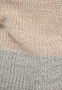 Strickstoff in Beige und Hellgrau mit einem strukturierten, horizontalen Streifenmuster. Das Material wirkt weich mit einem leichten Glanz.