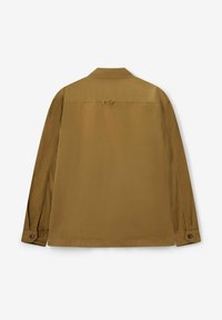 Bruin overhemd met lange mouwen, voorzien van een kraag, manchetten met knopen en een rechte snit. Gladde textuur met minimale details aan de achterkant.